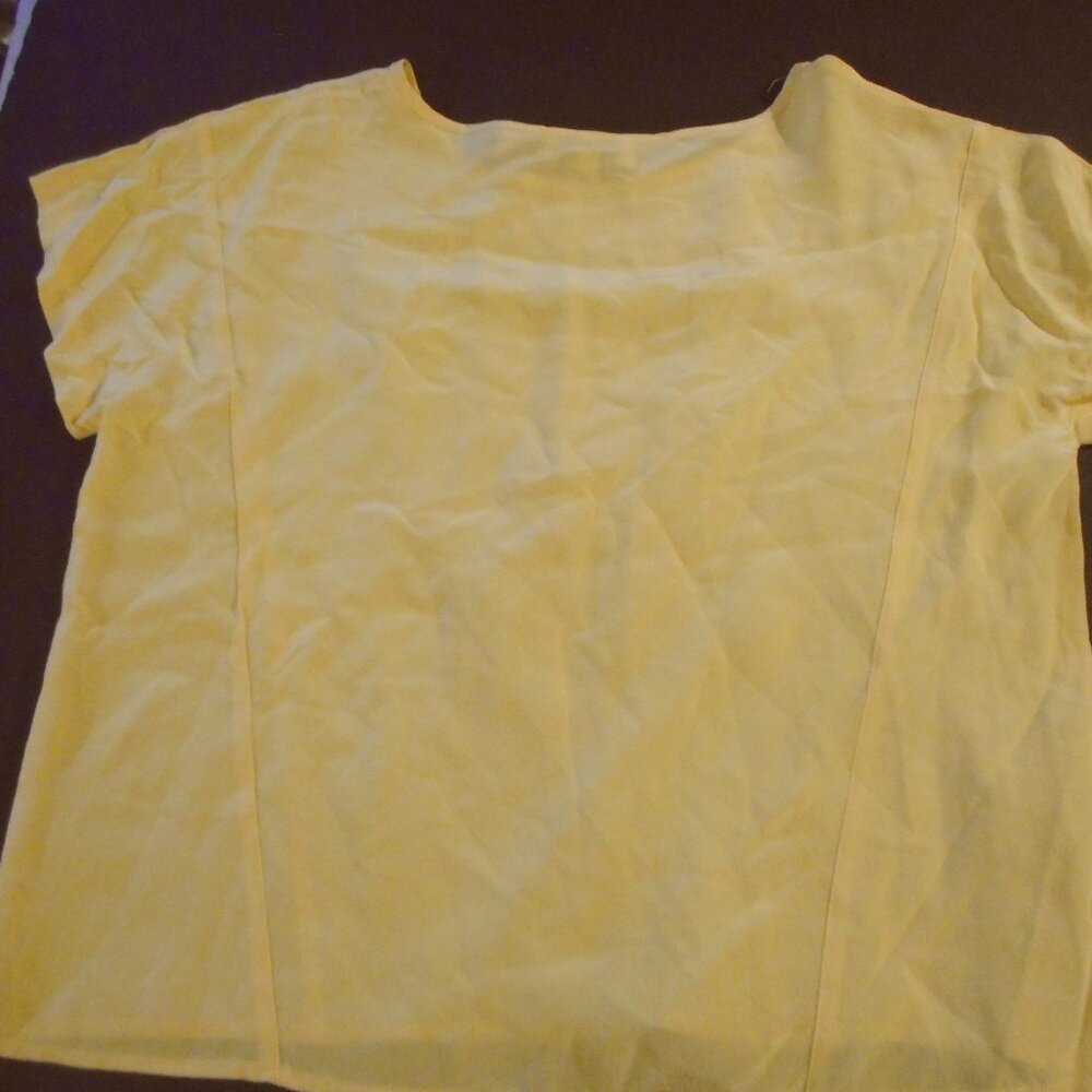 la Bonne all silk pale yellow blouse shell-intricate eyehole design vintage Med.